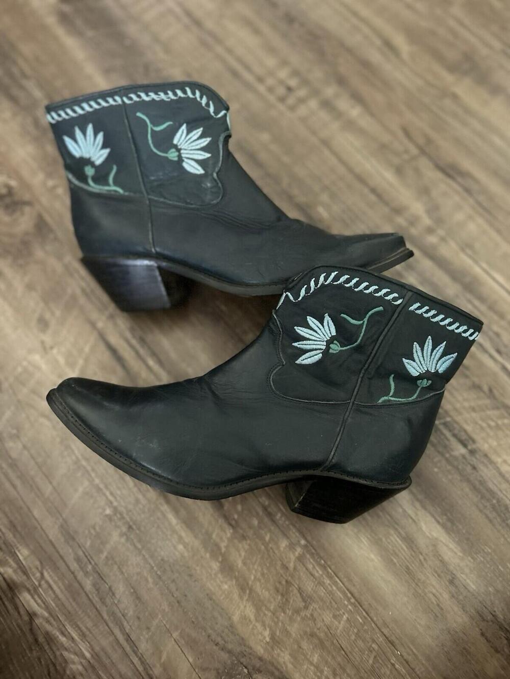 Code West Ankle Cowgirl Boots W/Floral Design Size 9 Women’s - Leather Boots